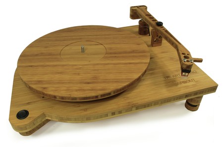 Este giradiscos está fabricado con bambú para ser más respetuoso con el medio ambiente
