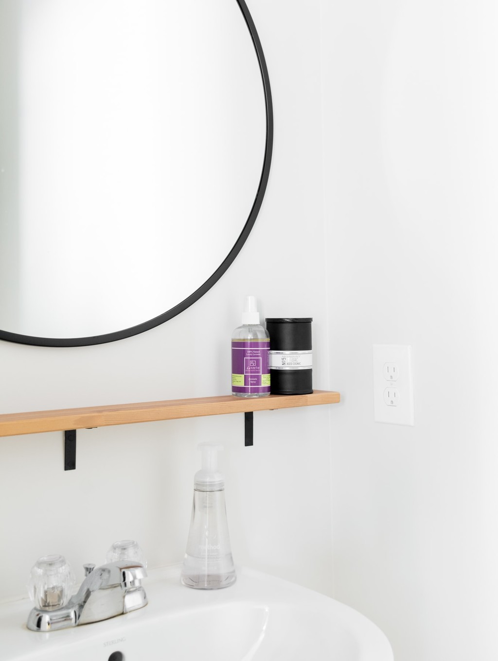 Antes y después de un baño después de pintar las paredes