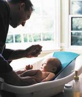 Bañar al bebe, el momento más agradable para los papás