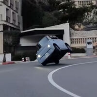 Creerse Fernando Alonso en Mónaco con un Citroën AMI sonaba espectacular en su cabeza. Salió mal