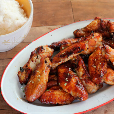 Alitas de pollo con soja, miel y limón, receta para chuparse los dedos (literalmente)