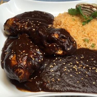 Mole negro y tlayudas: recetas para un menú del 15 de septiembre diferente