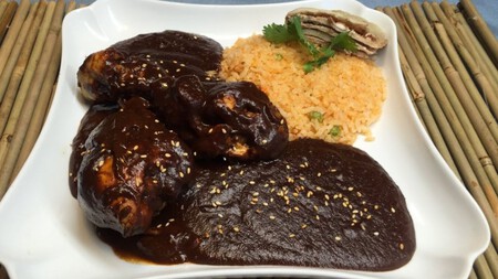 Mole negro y tlayudas: recetas para un menú del 15 de septiembre diferente