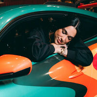 Dua Lipa prefirió diseñar y vender un Porsche 911 GT3 RS antes que simplemente sonreír y posar junto a un coche para la marca 