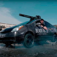 No, no es el Prius de Chuck Norris, pero podría serlo. Sí, lo que sale del techo es un cañón rotativo... 
