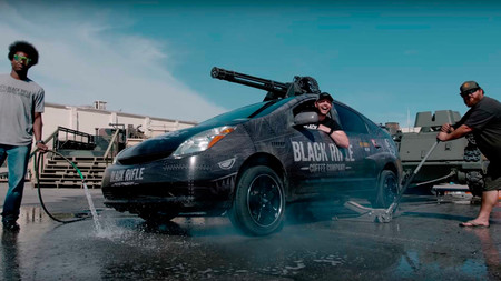 No, no es el Prius de Chuck Norris, pero podría serlo. Sí, lo que sale del techo es un cañón rotativo...