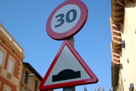 Así deberían ser los resaltos de reducción de velocidad de las calles
