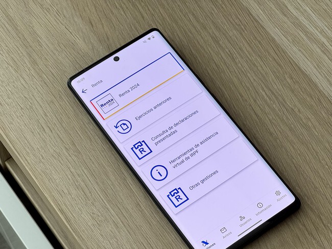 Foto de un móvil con la app de la Agencia Tributaria en pantalla