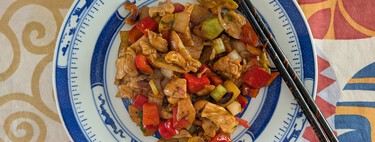 Pollo con anacardos: una sencilla receta cantonesa, para wok o sartén convencional 
