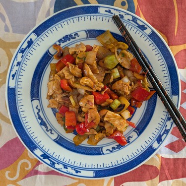 Pollo con anacardos: una sencilla receta cantonesa, para wok o sartén convencional 