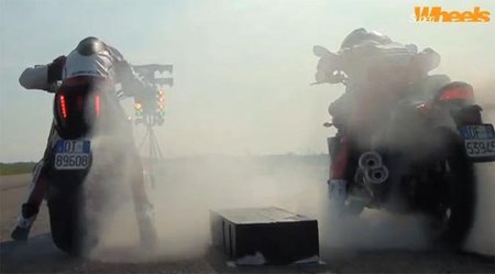 Ducati Diavel Vs Yamaha V-Max en 400 metros ¿Quién ganará?