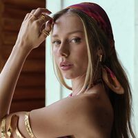 Ester Expósito (26 años) comparte su rutina: "Entreno 3 días a la semana y no sigo una dieta, como plátano y aguacate y me hago batidos"