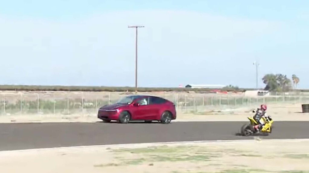 "¡No puede ser! Estará buscando un cargador". Un Tesla se mete en dirección contraria en un circuito en plena carrera de motos