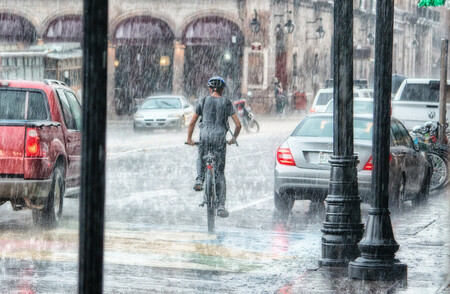 Ciclista circulando en ciudad