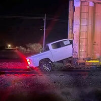 Unos ladrones intentan robar dos pick-up de un tren como si estuvieran en 'Fast & Furious'. Las destrozan y terminan tiradas en la vía