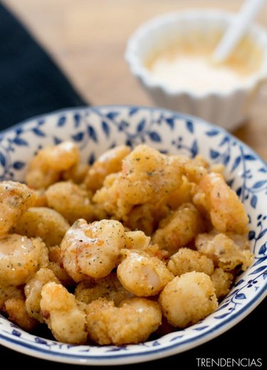 Gambas crujientes con salsa de mayonesa picante. Receta