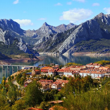 Viaja a Noruega sin salir de España: este embalse rodeado de montañas nevadas parece un fiordo nórdico