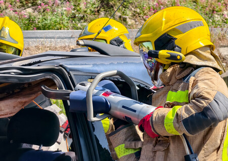 Bomberos rescatando a un conductor accidentado en su coche durante un simulacro