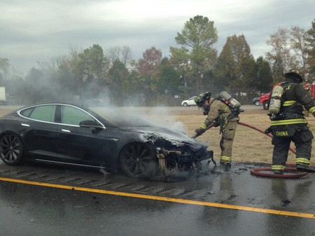 Y ya van tres Model Tesla S que sufren un incendio por...