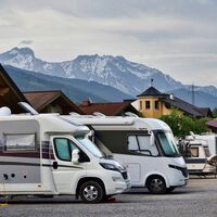 La DGT por fin distingue entre aparcar y acampar: las autocaravanas ya pueden estacionar sin miedo a ser multadas 