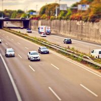 Sí, adelantar por la derecha está prohibido y la DGT puede multarnos por ello. Aunque hay excepciones