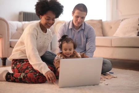 Por qué los niños deberían ver la televisión con subtítulos