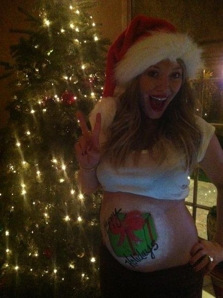 Hilary Duff y su barrigota navideña