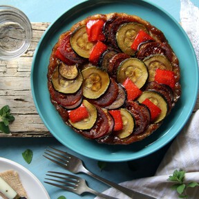 Esta tarta de verduras se adapta a los ingredientes que tengas en la nevera y esta lista en solo 35 minutos 