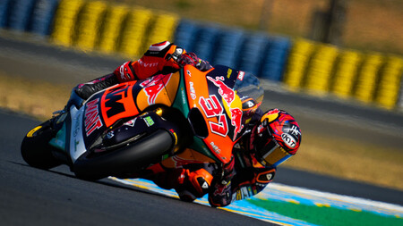 Augusto Fernández se reencuentra con la victoria aprovechando una caída de Pedro Acosta en Le Mans