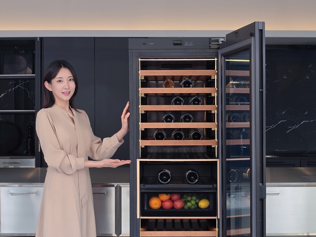 Samsung ha decidido meterle IA hasta el vino: su nueva vinoteca no es sólo temperatura, también es presentación