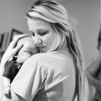 Las emocionantes palabras de la enfermera que abraza a un bebé sin vida