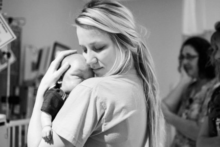 Las emocionantes palabras de la enfermera que abraza a un bebé sin vida