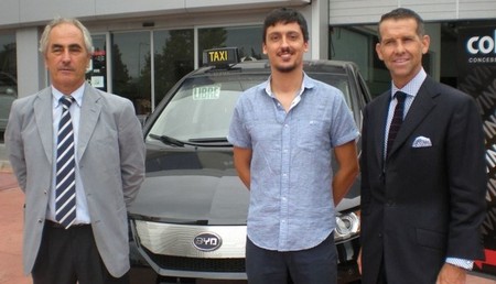 Ya recorre las calles el primer BYD e6 de taxi en España