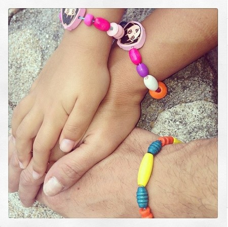 Pero qué mono David Bustamante con las pulseritas de la nena