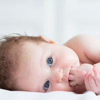 Meterse el puño en la boca: por qué lo hacen los bebés