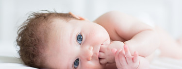 Meterse el puño en la boca: por qué lo hacen los bebés