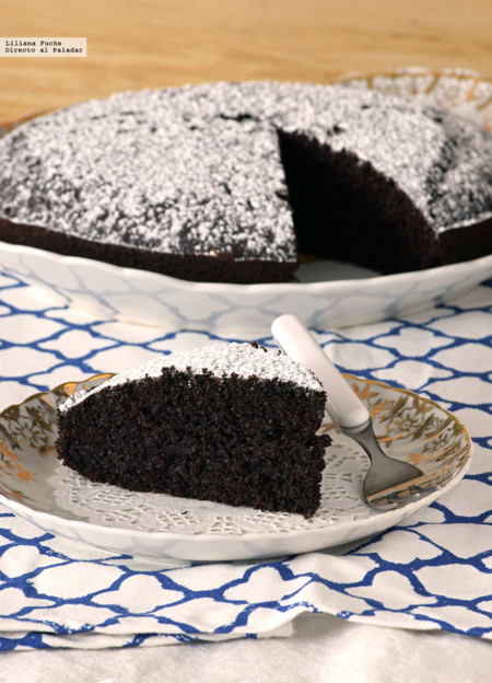 Pastel vegano de chocolate y café. Receta para una miga esponjosa sin huevo ni lácteos