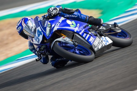 Bahattin Sofuoglu gana su primera carrera en Supersport 300 por delante de Ana Carrasco