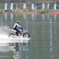 El CEO de ZXMoto se ha vuelto loco: ha recorrido 40 km sobre el agua con una nueva para batir un récord Guinness y promocionarla 