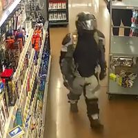 Arrestado y al calabozo por negarse a quitarse el casco de moto en una tienda