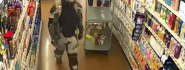 Arrestado y al calabozo por negarse a quitarse el casco de moto en una tienda