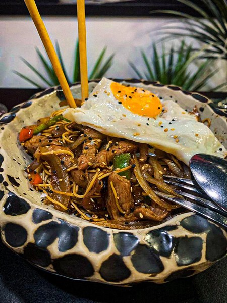 Wok De Presa Iberica Con Verduritas Huevo Y Noodles