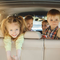 Adiós a los mareos: por qué se marean los niños en el coche y cómo evitarlo