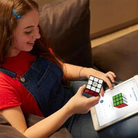 Harto de buscar cómo resolver el cubo de Rubik he llegado a este modelo conectado que hasta me permite jugar contra amigos 