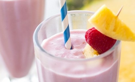 Piña colada con frambuesas. Receta sencilla