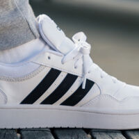 Adidas tiene el regalo perfecto por menos de 30 euros: sus zapatillas Hoops 3.0 cómodas y súper combinables  