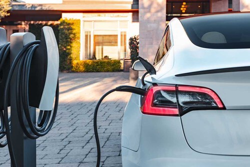 La fiebre de los autos eléctricos se está descontrolando, y el efecto será lo opuesto a los EV baratos que estamos esperando