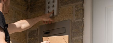 More and more delivery people leave their packages with neighbors without warning. The AEPD has just issued the first fine