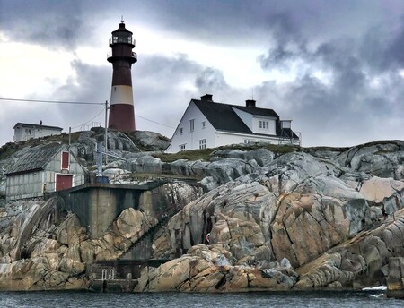 Visitar un faro en los fiordos noruegos, un plan inolvidable