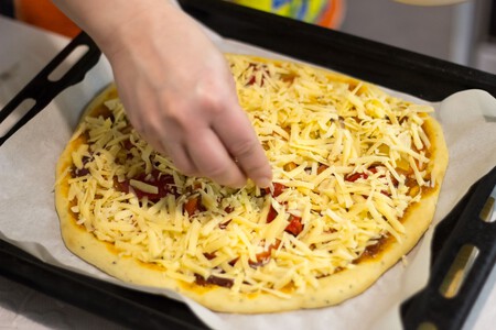 Cómo hacer que una pizza congelada sepa mejor: 3 trucos que sí funcionan para que quede deliciosa